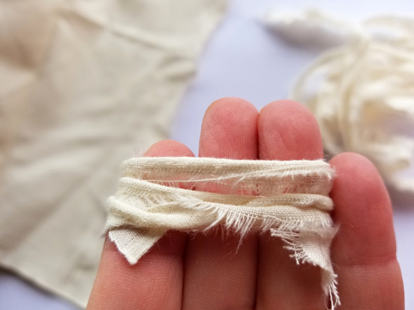 Wrapping muslin strips around fingers